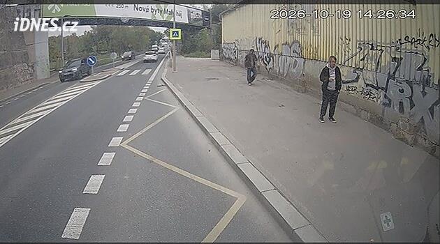 GIBS hledá dva svědky nehody policejního vozu, který v Praze srazil dívku. Jsou na fotkách