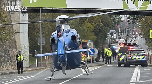Chodkyni v Praze 10 srazilo policejní auto, má vážná zranění