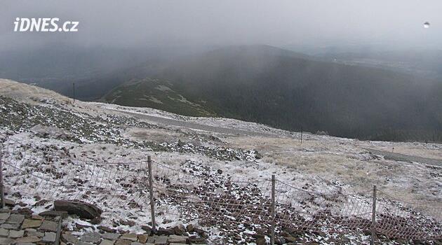 Sněžku pokryly centimetry sněhu. První souvislá vrstva, řekli meteorologové