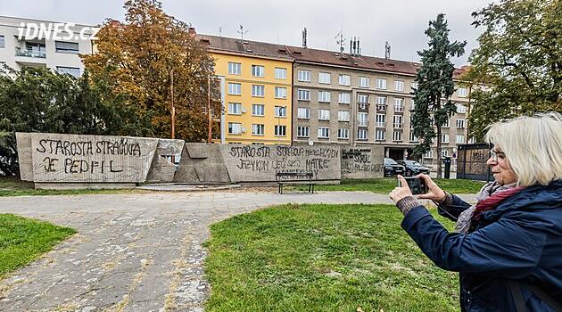 Komunistickou Galerii cti v Hradci Králové mění umělci, teď se tam objevil hanopis na starostu