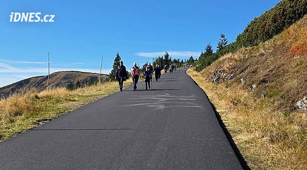Silnice na Zlaté návrší v Krkonoších má nový asfalt. Cyklisty to těší, jiné zlobí