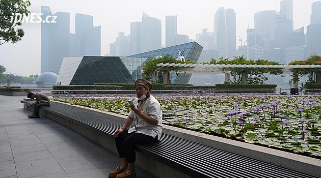 Bohatý Singapur dusí toxický smog. Požáry v Indonésii ohrožují i závody F1