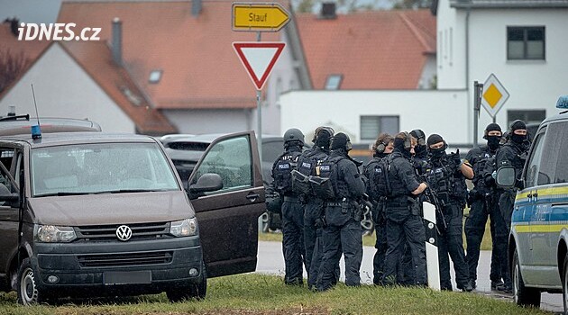 Německá policie zadržela muže, který při kontrole zbraní zastřelil dva úředníky