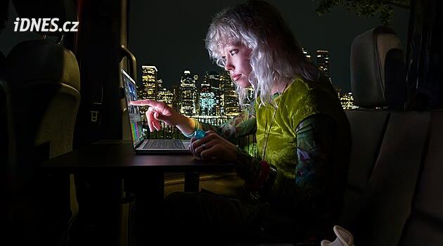 Nový zmenšený MacBook Pro přichází s dotykovou obrazovkou, ale něco mu chybí
