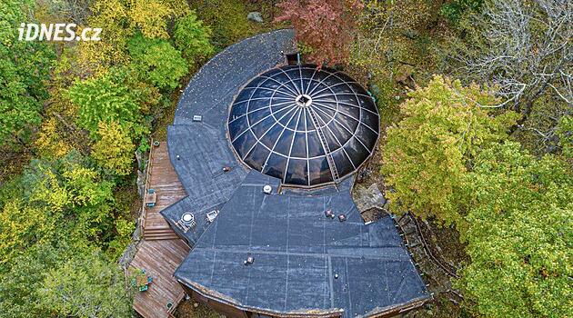 Vypadá jako UFO, uvnitř skrývá tropický ráj s bazénem. Unikátní dům fascinuje i po letech