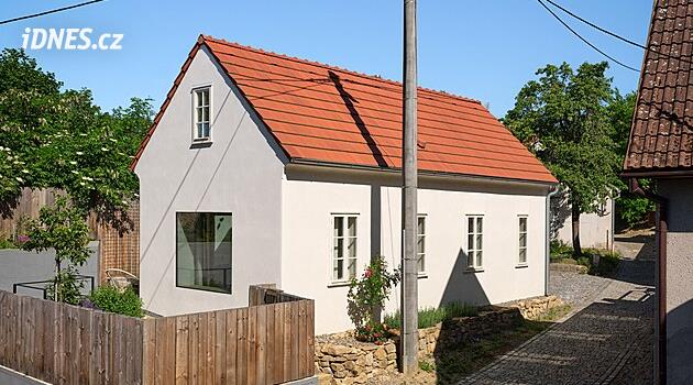 Zvenku klame tělem. Podívejte se, co architekti schovali mezi moravské sklípky