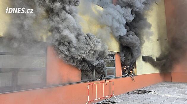 V Praze 6 hoří v samoobsluze, hasiči vyhlásili druhý stupeň poplachu