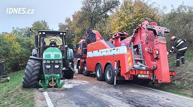 Cybertruck v zatáčce vytlačil škodovku a střetl se s traktorem, škoda je za miliony