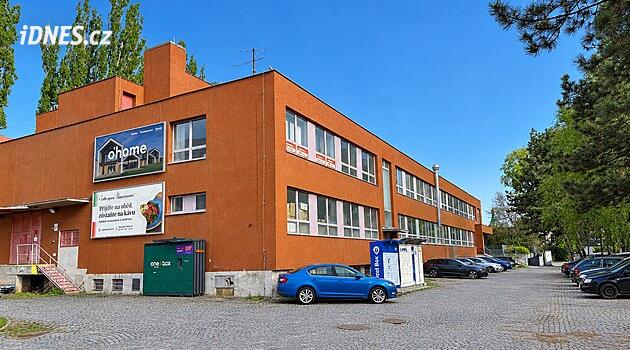 Budovu postavenou pro okupanty nahradí byty a obchody. Do proměny místa promluví i sousedé