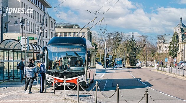 Nové pardubické trolejbusy z eurofondů jezdí i bez trolejí. Jména dostaly po hvězdách