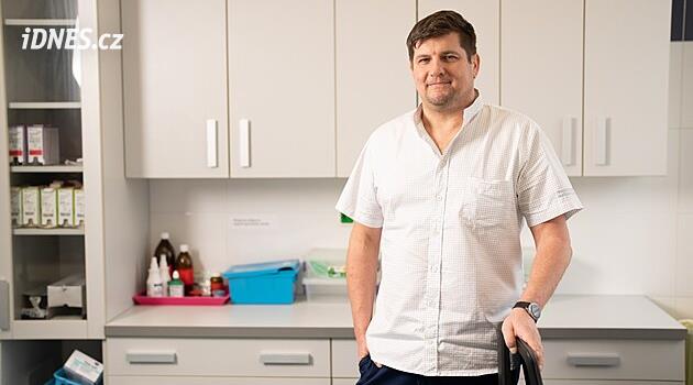 Dřív několik dní v nemocnici, dnes pár hodin. Chirurgie se mění, říká primář Petr Zeithaml