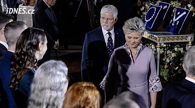 Brokát i dramatický límec. Eva Pavlová na Hradě vynesla šaty, které budí emoce