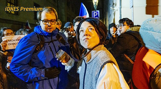„Byla jsem ve víru emocí.“ Režisérka popsala, proč hodila dlažební kostkou na budovu Sněmovny