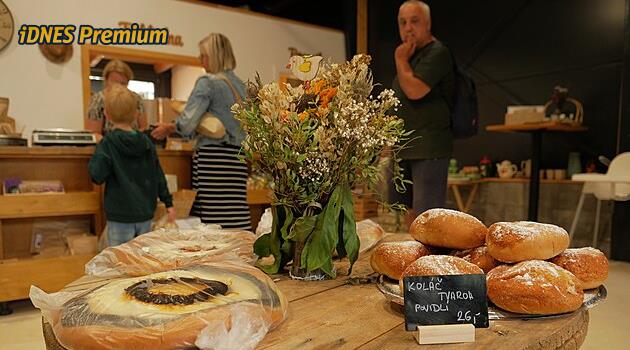 Farmář otevřel na Vysočině trhy pod jednou střechou. Zájem zákazníků manžele zaskočil