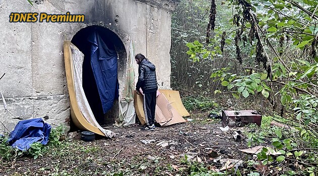 „Je to magor.“ Problémový muž děsí obec, bezdomovci ve vodě nabízel zahřátí elektřinou