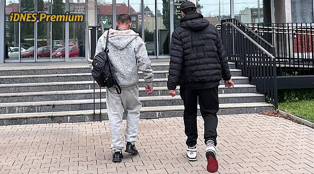 Vražda na ubytovně v Drahomyšli: Muž brutálně ubil své batole, jeho otec promluvil