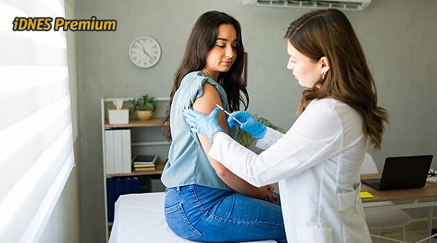 Zdravotníci nejdou příkladem, vakcíny nechtějí. Nemocnice hledají motivaci