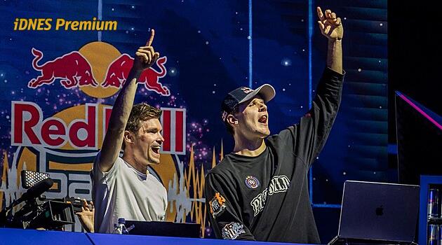 Během výměn hrála hudba, diváky hecoval DJ Menšík. Může to být budoucnost tenisu?