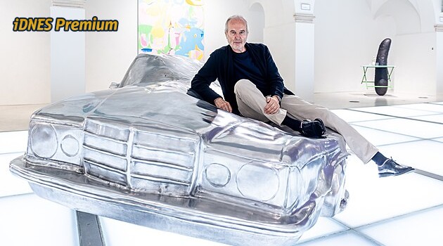 Sochař Erwin Wurm vystavuje v Liberci: Inspiroval Red Hot Chili Peppers, teď mačká auta