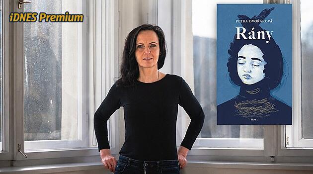 Díky za každou novou ránu. Petra Dvořáková se vrací do rodinného pekla v novince Rány