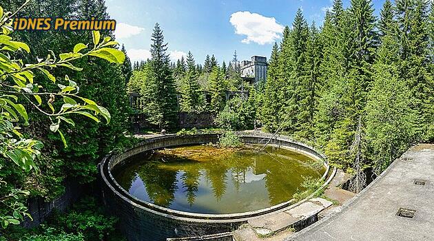 Turisté kvůli Raplovi a cínovému dolu drtí Přebuz. Louky se mění v toalety