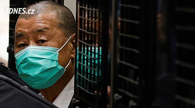 Mediální magnát v Hongkongu dostal dvacet let, Londýn protestuje