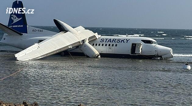 Letadlo při nouzovém přistání v Mogadišu přejelo ranvej a skončilo na mělčině