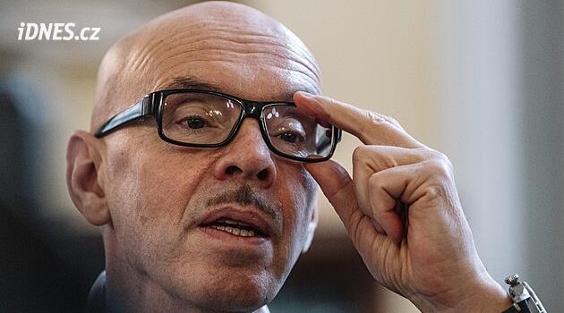 Umělci v divadle čekají na Klempíře, oficiální odmítnutí pozvánky prý nedostali