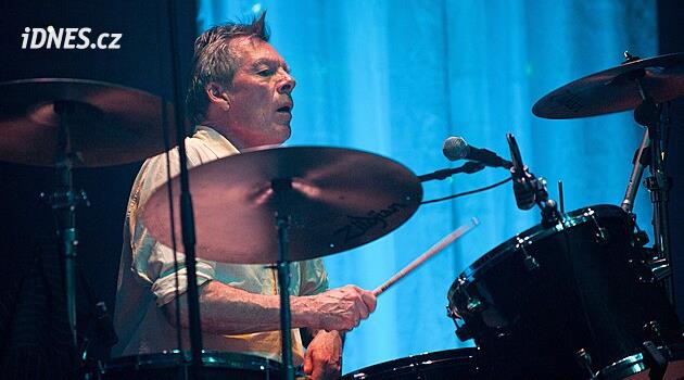 Zemřel bubeník a srdce punkové kapely The Pogues. Bylo mu 72 let