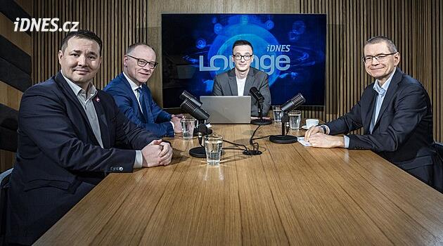 Češi nechávají moc peněz na účtech. Inflace je tiše ukusuje, varují experti