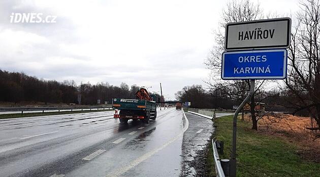 Karayolları ve Karayolları Müdürlüğü çalışanları Havířov çevre yolunun inşaatına ilişkin belgeleri gözden geçiriyor
