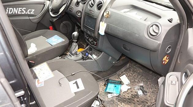 Popis svědkyně na zloděje perfektně seděl. Před policisty se skrýval za keřem