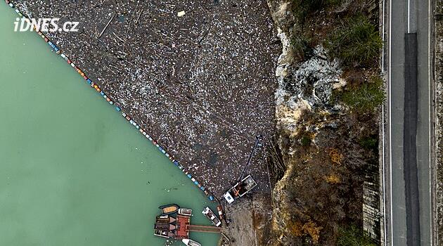VIDEO: Plovoucí skládka. Smaragdovou řeku v Bosně opět hyzdí tuny odpadků