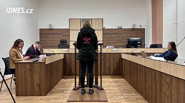 Policie bleskově zadržela muže souzeného za utýrání jezevčíka. Plivl na svědkyni