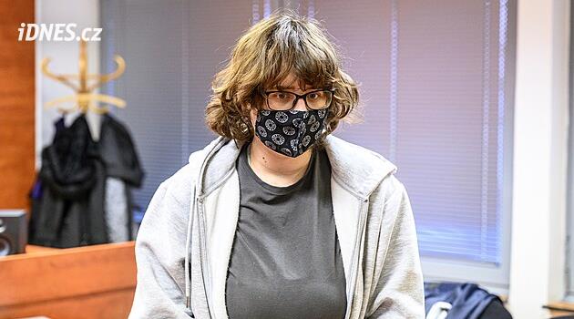 S nožem chodila po obchodním centru. Volala jsem tím kamarádku o pomoc, hájí se žena