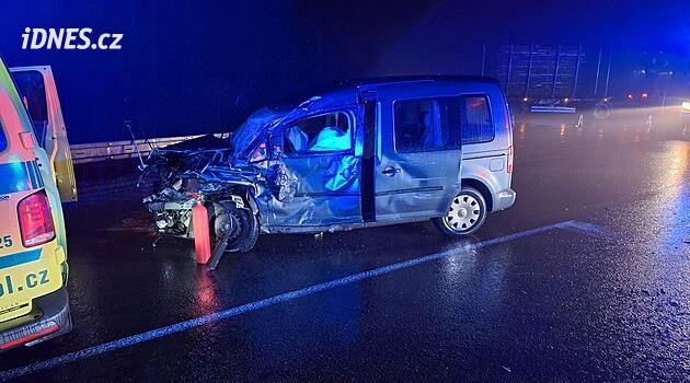 Senior nedal přednost kamionu, na místě zemřel. Nedaleko pak bourala další auta