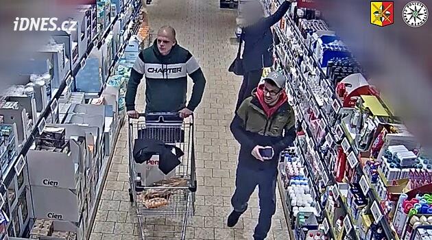 Do krabice naskládali baterie za tisíce a odešli bez placení. Pátrá po nich policie