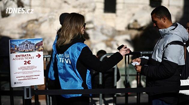 Řím vydělává na zpoplatnění fontány di Trevi. Za první měsíc inkasoval miliony