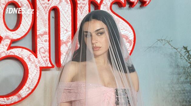 RECENZE: Láska mezi kapkami krve. Deska Charli xcx bolí na těle i na duši