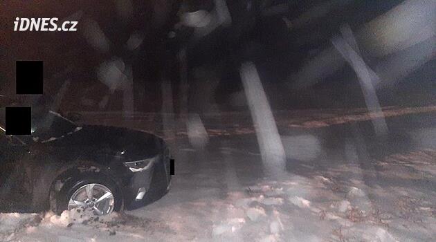 Lopatu do ruky a škodu odpracovat. Mladíci opravili tratě, které poničili autem