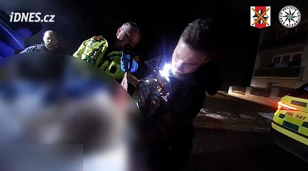 Loun polis memurları 45 dakika boyunca adamın hayata döndürülmesine yardım etti