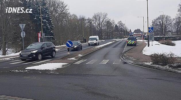 Srazil dívku na přechodu a ani nezastavil. Policie pátrá po řidiči i svědcích