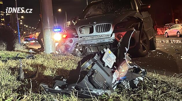 Nehoda v pražských Modřanech: nestihla uhnout chodci, pak narazila do sloupu