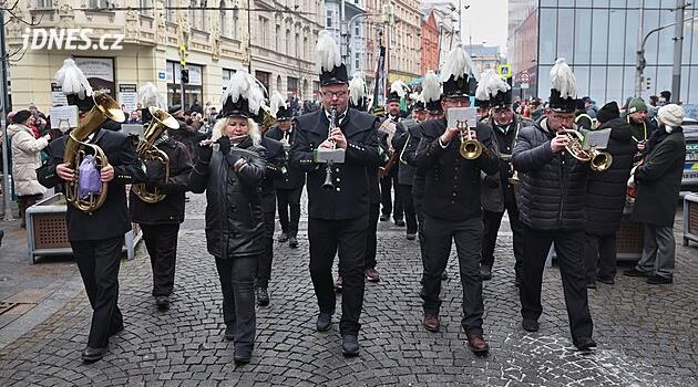 Ostravou prošel průvod horníků, v chrámu se konala mše - iDNES.cz