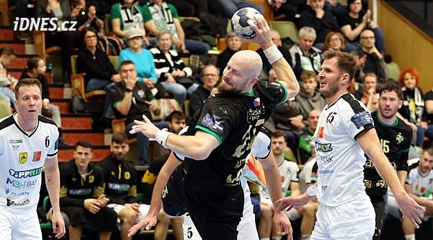 Karvinští házenkáři zůstávají bez porážky, Zubří přeskočilo Plzeň a je druhé