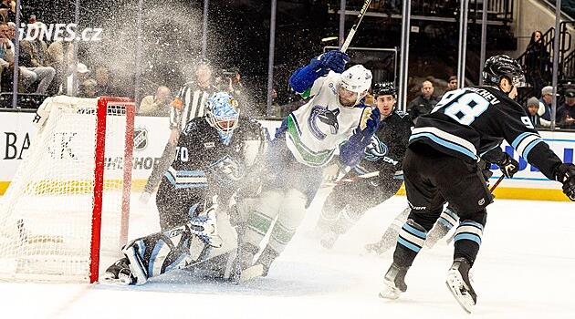 Vejmelka kaleciler arasında yeniden hakimiyetini sürdürürken, Nečas ikinci kez kadroda yer almadı