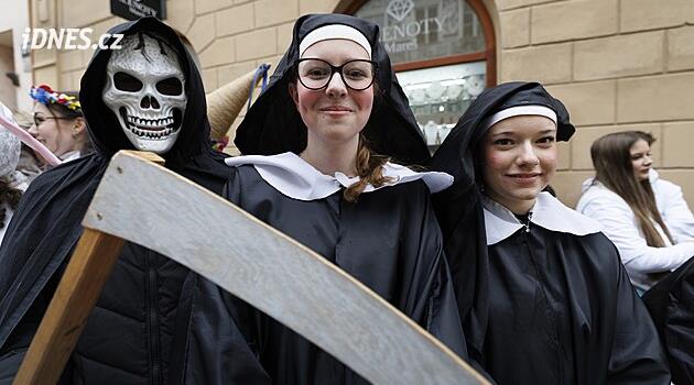 Fašank umí jít s dobou. Do průvodu už smí ženy a může se objevit i Superman