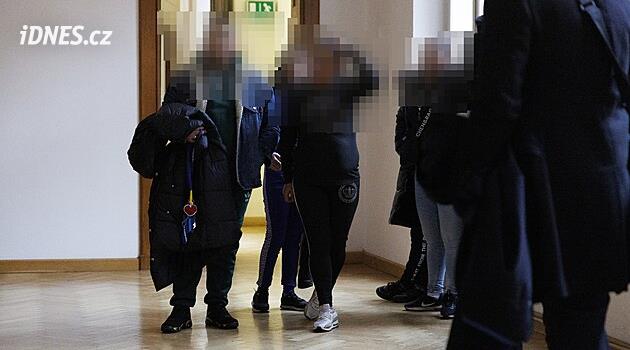 Novorozená holčička trpěla hladem i bolestí, k lékaři ale nešli. Pár viní z utýrání