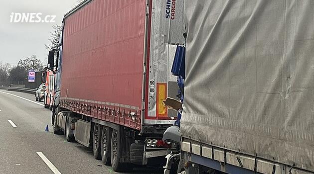 Na D1 u Brna se srazily dva kamiony, jeden člověk zemřel. Směr k Ostravě stojí