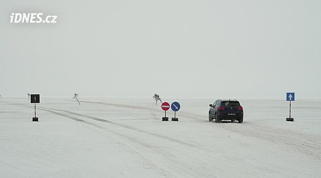 Baltské moře zamrzlo. Estonské ostrovy spojil místo trajektů ledový most